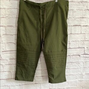 Thrill Green Capris Versatile Cotton Blend